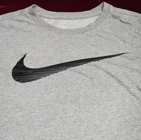 NWOT ... Nike Gray Shirt / T-shirt 👕 - Picture 6 of 7